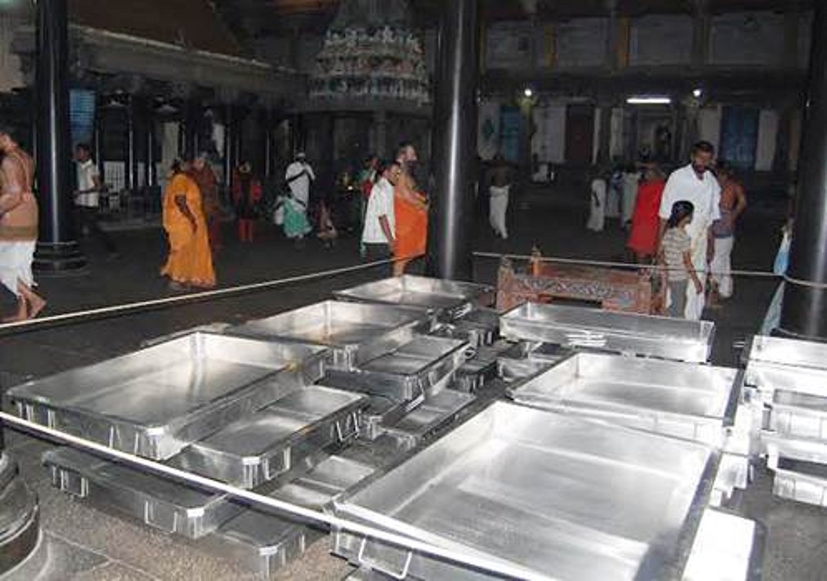 நடராஜர் கோயிலுக்கு ரூ.2.50 லட்சம் செலவில் 28 எவர்சில்வர் தட்டுகள் வழங்கிய பக்தர்